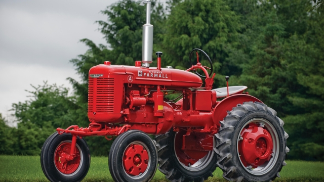 The Mighty Holland Tractor: Revolutionizing Farming Efficiency